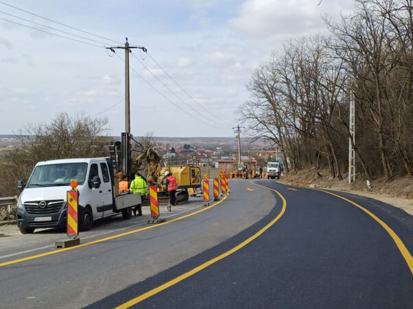 Lucrări de consolidare pe DN72A, la ieșirea din pădurea Priseaca. Trafic ușor deviat în zonă