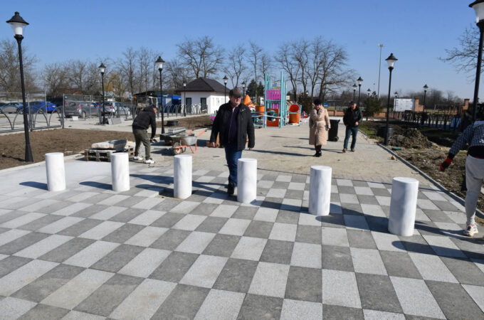 Lucrările continuă la Parcul Eroilor din Răcari Lucrările continuă la Parcul Eroilor din Răcari