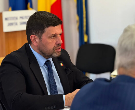 Prefectura Dâmbovița, în dialog social cu seniorii: Telemedicina și rețetele electronice, principalele teme