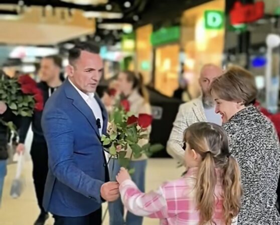 Primarul Daniel Cristian Stan a sărbătorit 8 Martie în Târgoviște: Flori și zâmbete pentru doamne și domnișoare