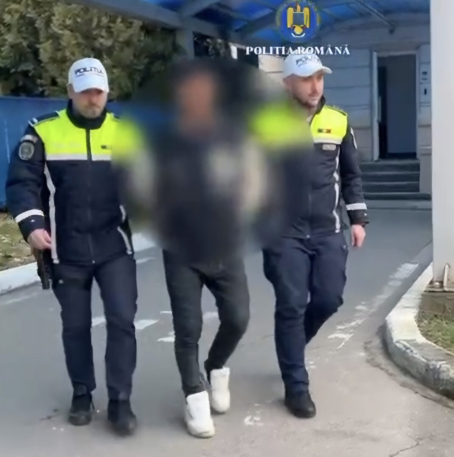 Prins la volan fără permis: Bărbat din Potlogi, reținut după ce a pus în pericol traficul din Dâmbovița Prins la volan fără permis: Bărbat din Potlogi, reținut după ce a pus în pericol traficul din Dâmbovița