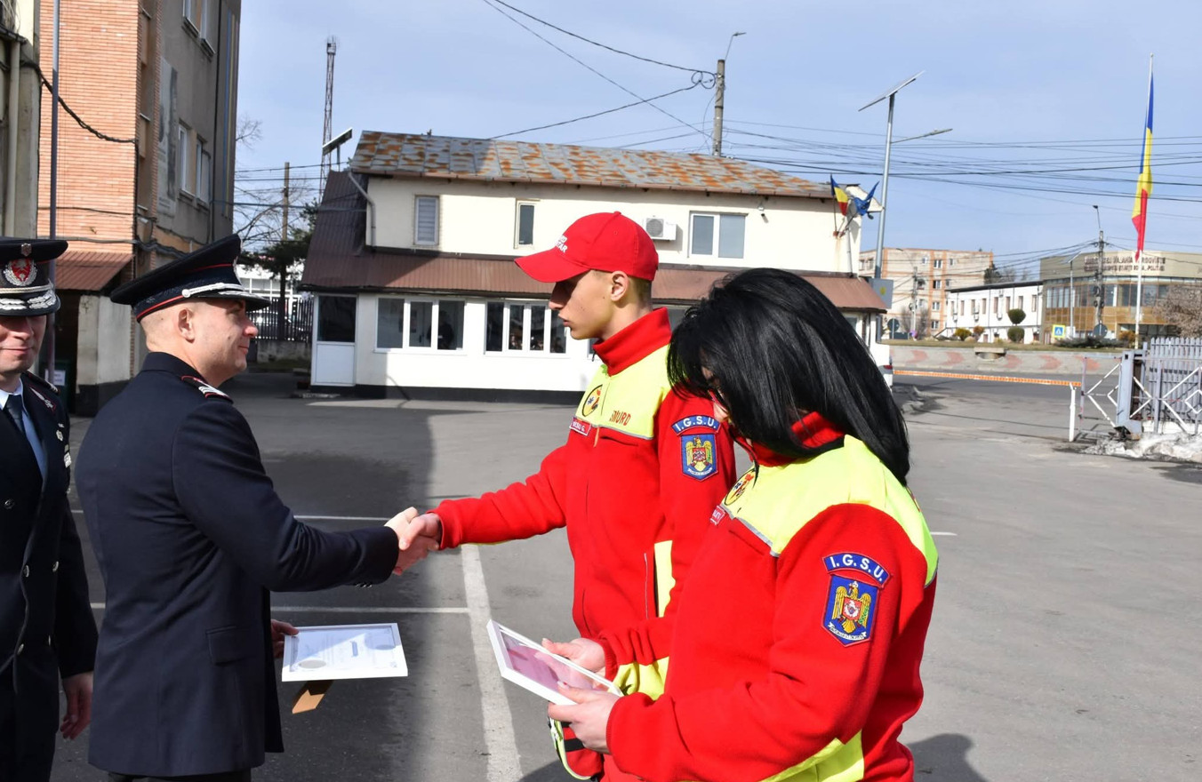 Respect pentru salvatori! Avansări și diplome pentru pompierii din Dâmbovița