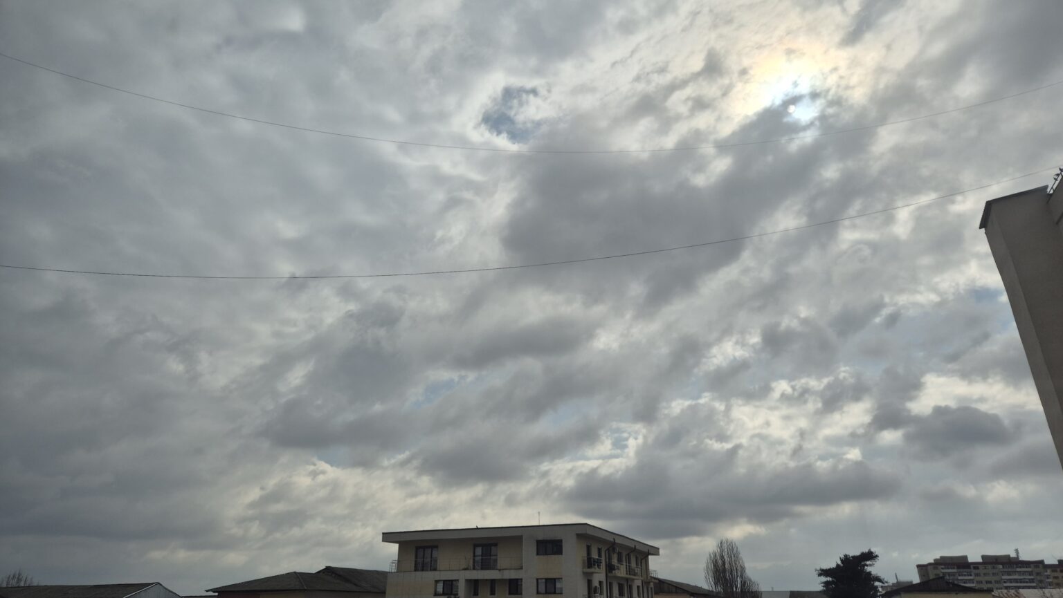 Vreme schimbătoare și rece în Dâmbovița. Ninsori în zona montană Padina–Peștera Vreme schimbătoare și rece în Dâmbovița. Ninsori în zona montană Padina–Peștera