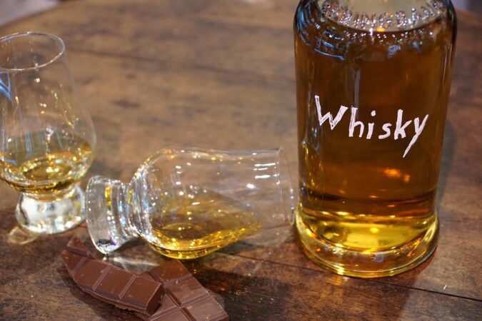 Tineri reținuți după ce au furat o sticlă de whisky 