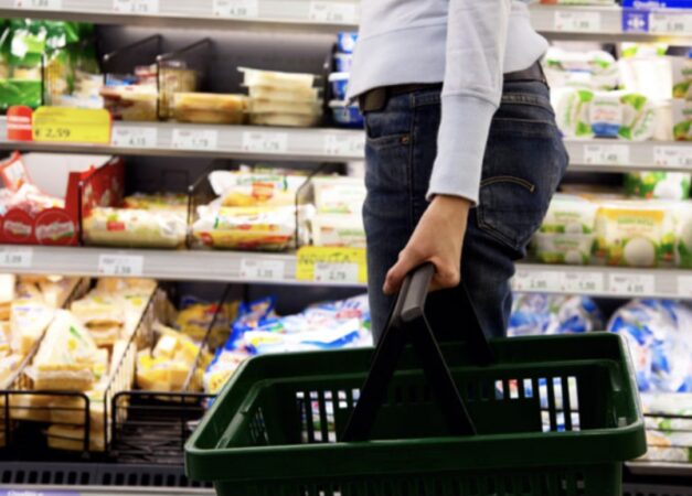 ALIMENTELE SE SCUMPESC DIN NOU! Industria alimentară avertizează: nu există soluții, prețurile vor crește.