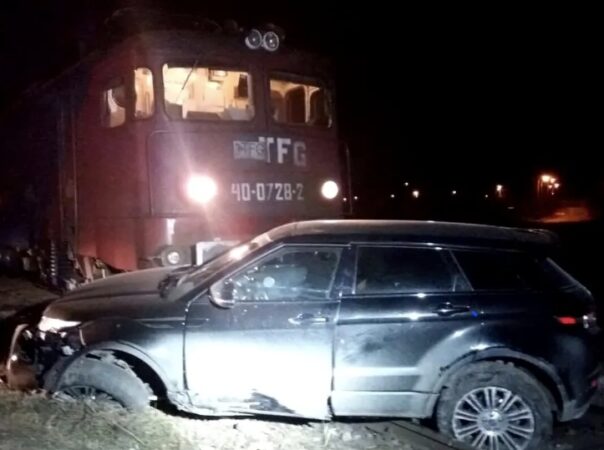 Accident feroviar la Mătăsaru: un autoturism acroșat de tren