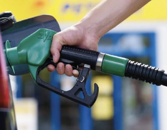 Carburanții distrug buzunarele românilor: Guvernul privește pasiv!