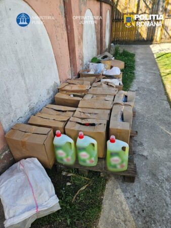 Detergenți și haine contrafăcute, descoperite în Dâmbovița