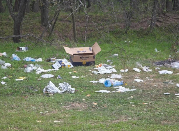 Dezastru în natură la Răcari: Peturi și gunoaie lăsate în urmă după minivacanța de Paște Dezastru în natură la Răcari: Peturi și gunoaie lăsate în urmă după minivacanța de Paște