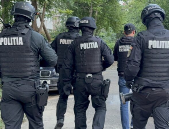  FOCURI DE ARMĂ LA RACOVIȚA ȘI UN BĂRBAT ARESTAT PENTRU 30 DE ZILE, ACUZAT DE ULTRAJ