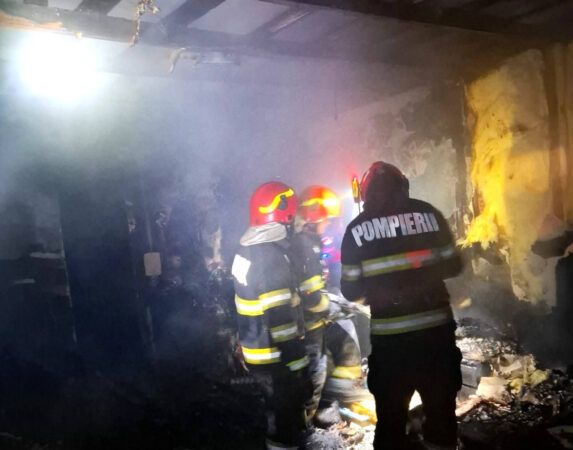 INCENDIU PUTERNIC ÎN TÂRGOVIȘTE: CASĂ CUPRINSĂ DE FLĂCĂRI ÎN MIEZ DE NOAPTE