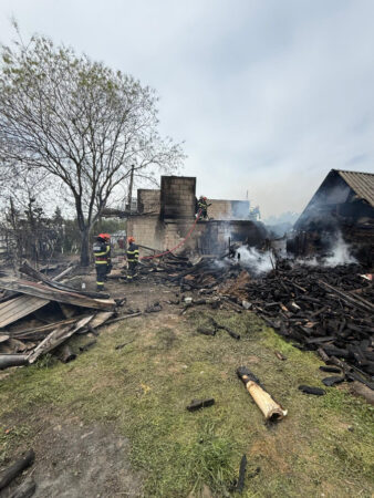 INCENDIU PUTERNIC ÎN CREVEDIA: DOUĂ CASE ȘI UN GARAJ,  CUPRINSE DE FLĂCĂRI