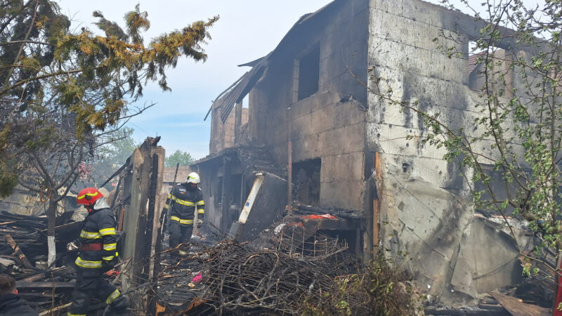 INCENDIU PUTERNIC ÎN CREVEDIA: DOUĂ CASE ȘI UN GARAJ,  CUPRINSE DE FLĂCĂRI