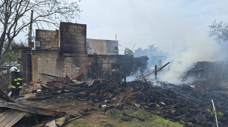 INCENDIU PUTERNIC ÎN CREVEDIA: DOUĂ CASE ȘI UN GARAJ,  CUPRINSE DE FLĂCĂRI