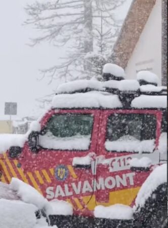 Iarnă în plină primăvară la munte, a nins  ca-n povești în zona Padina–Peștera:  Salvamont Dâmbovița avertizează turiștii