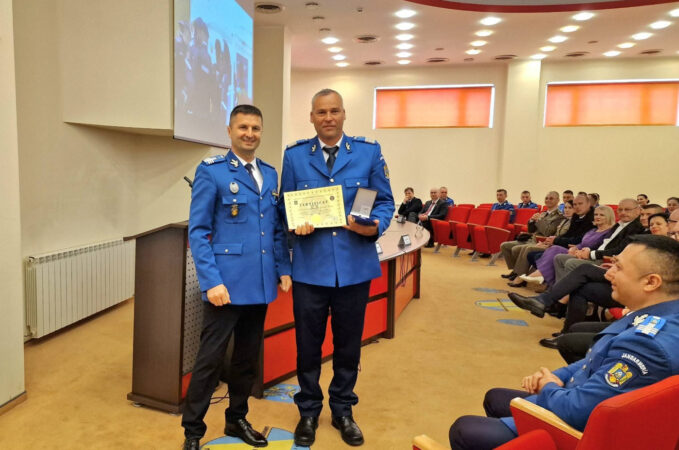  Jandarmi dâmbovițeni avansați în grad, la ședința aniversară dedicată celor 176 de ani de la înființarea Jandarmeriei Române