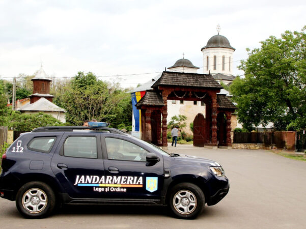 Jandarmii dâmbovițeni în mijlocul credincioșilor de „Izvorul Tămăduirii” și la manifestările din județ