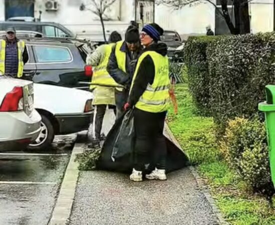 La TÂRGOVIȘTE a început Luna Curățeniei: Spațiile verzi și străzile orașului se curăță 