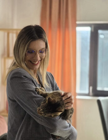 Ministra Mediului face PR pe suferință