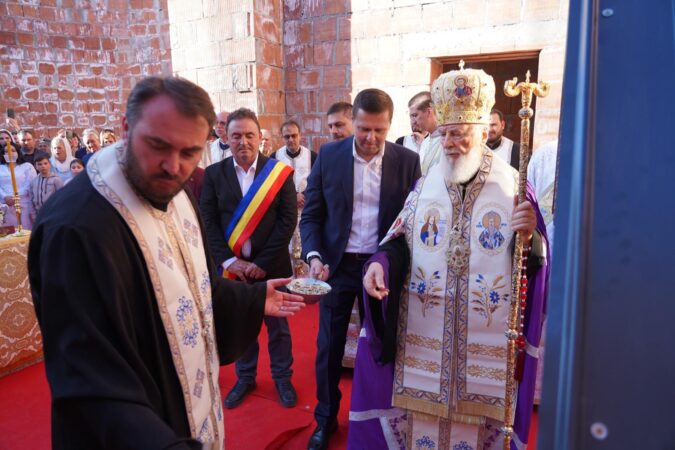 Moment de suflet la Potlogi: A fost pusă piatra de temelie a noii biserici din Românești