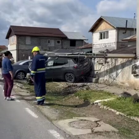 Pericol de explozie la Ulmi: Mașină scăpată de sub control, impact cu o conductă de gaze
