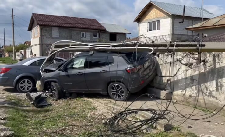 Pericol de explozie la Ulmi: Mașină scăpată de sub control, impact cu o conductă de gaze