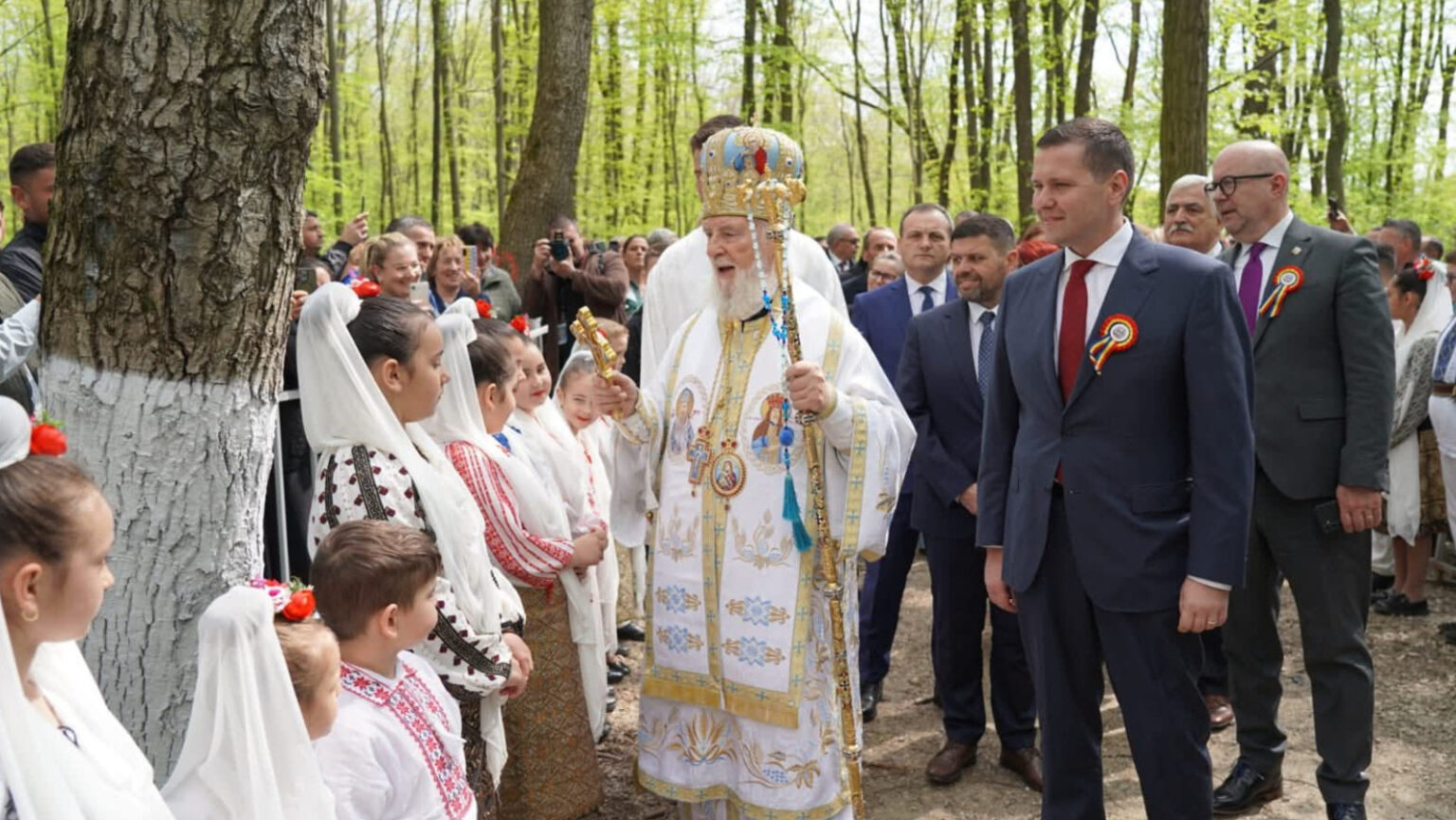 Președintele CJ Dâmbovița, Corneliu Ștefan, alături de credincioși la Mănăstirea Nucet de Izvorul Tămăduirii