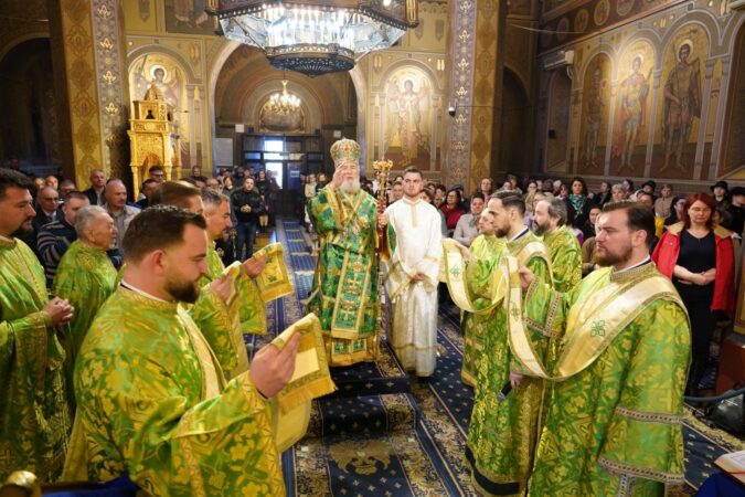  Programul slujbelor pascale oficiate de Înaltpreasfințitul Părinte Mitropolit Nifon