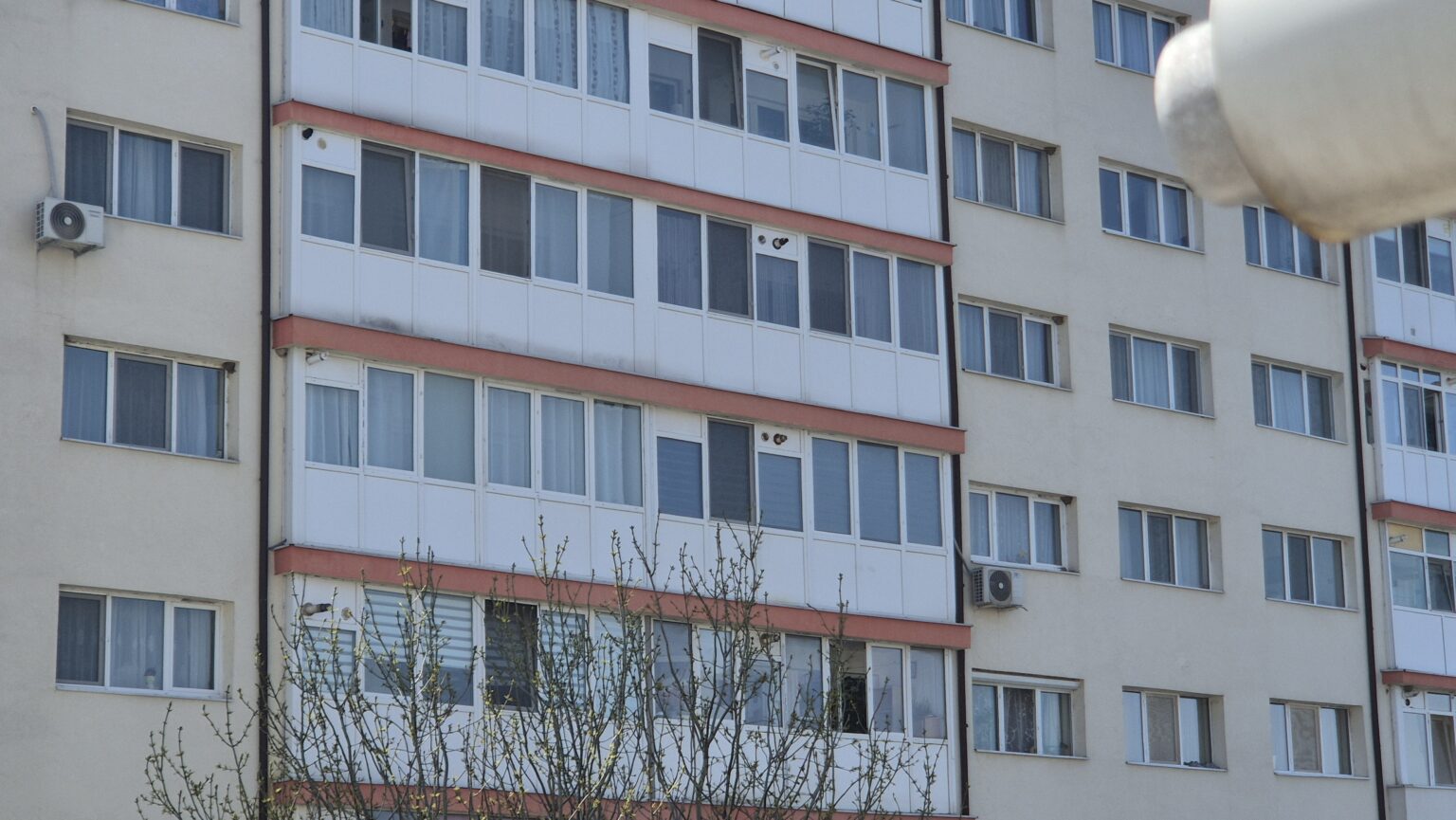 REGULI STRICTE pentru montarea aerului condiționat la bloc: AMENZI DE PÂNĂ LA 10.000 DE LEI REGULI STRICTE pentru montarea aerului condiționat la bloc: AMENZI DE PÂNĂ LA 10.000 DE LEI