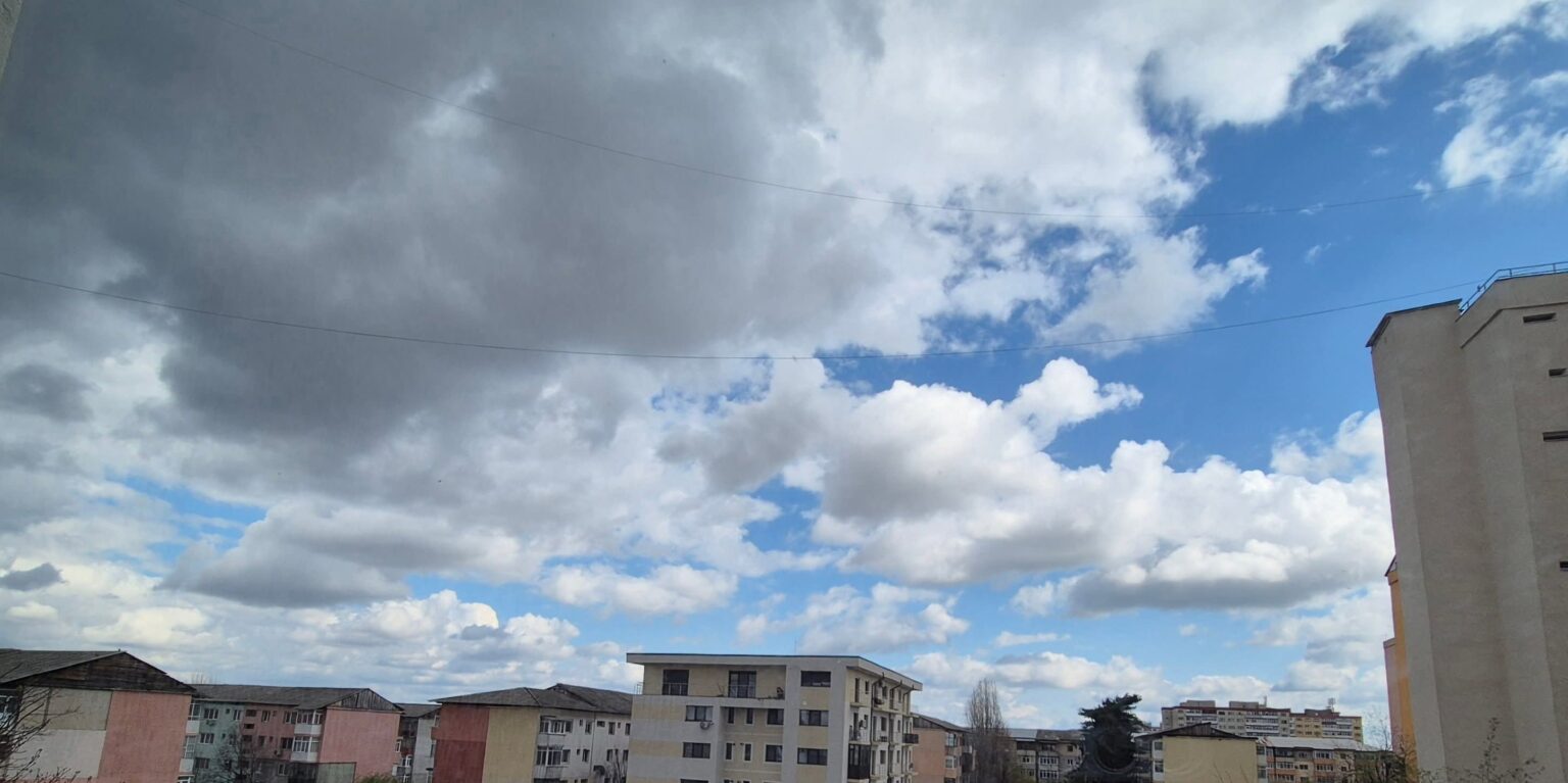  Vreme schimbătoare în România: Temperaturile cresc, dar vin și ploile