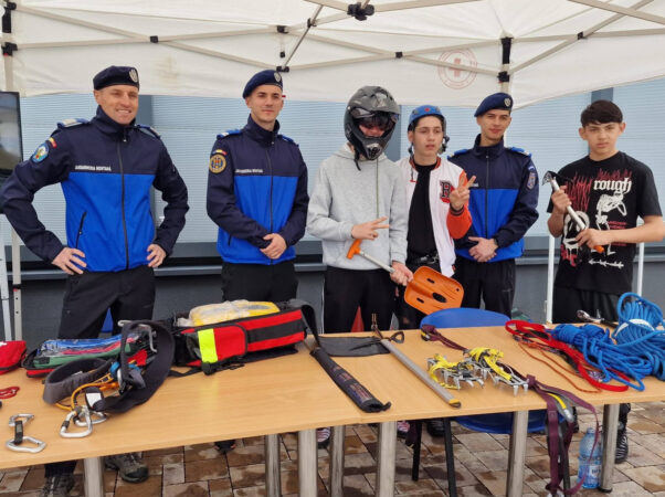 De Ziua Armei, jandarmii dâmbovițeni au fost aproape de comunitate