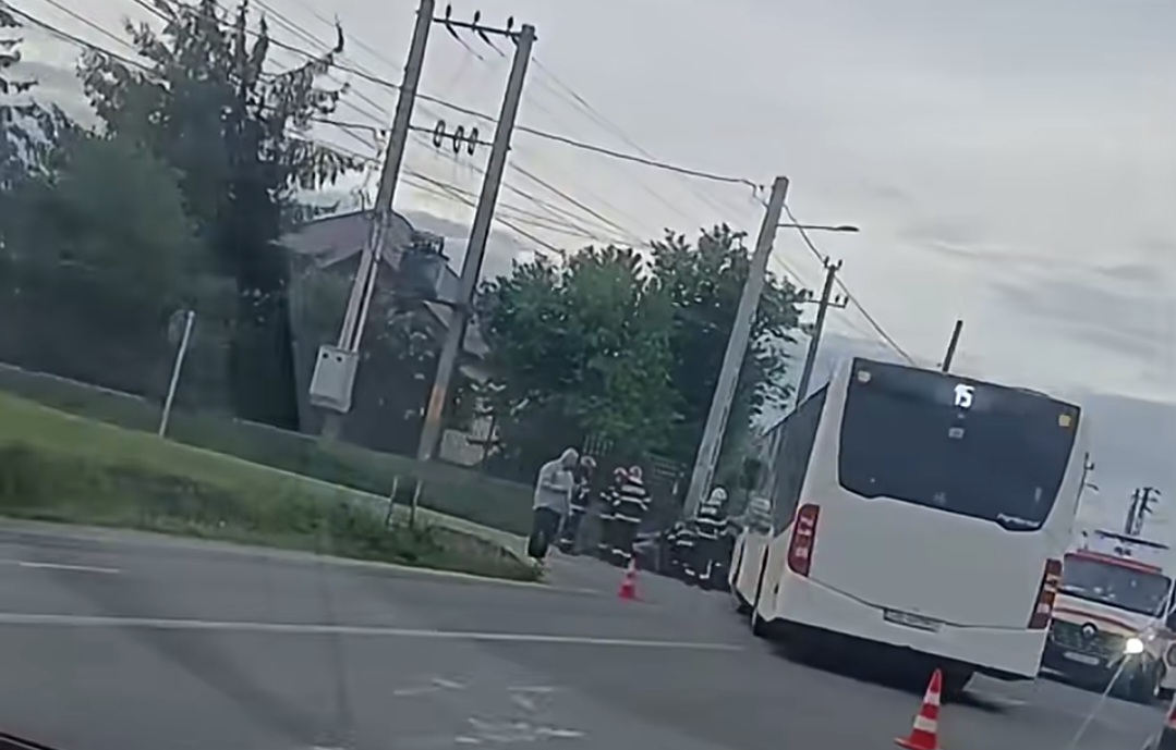 Accident grav în Aninoasa pe DN 71: coliziune între un autobuz și un autoturism