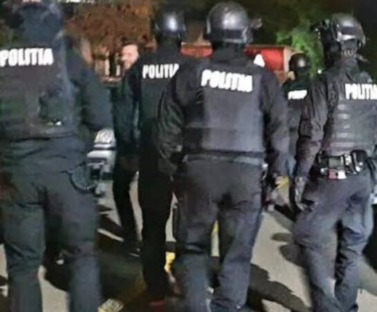 Bătaie în plină stradă, trei tineri reținuți de polițiști Bătaie în plină stradă, trei tineri reținuți de polițiști