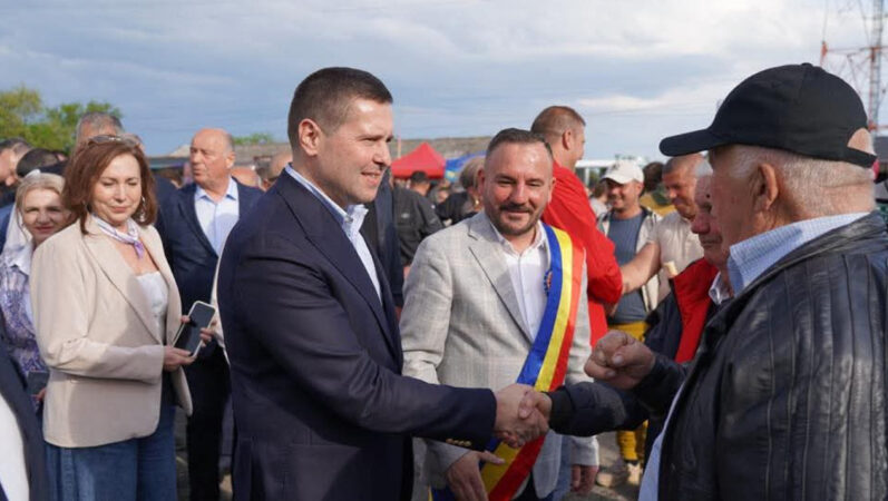 Corneliu Ștefan, președintele CJ Dâmbovița, alături de comunitatea din Gura Șuții
