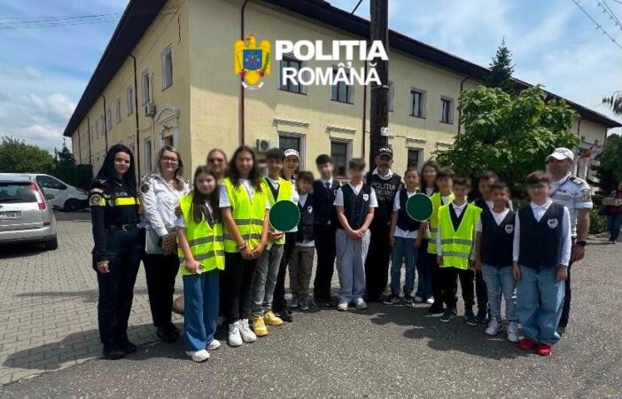 EDUCAȚIE RUTIERĂ PENTRU SUTE DE ELEVI DIN DÂMBOVIȚA: ACȚIUNI PREVENTIVE ÎN ȘCOLI EDUCAȚIE RUTIERĂ PENTRU SUTE DE ELEVI DIN DÂMBOVIȚA: ACȚIUNI PREVENTIVE ÎN ȘCOLI