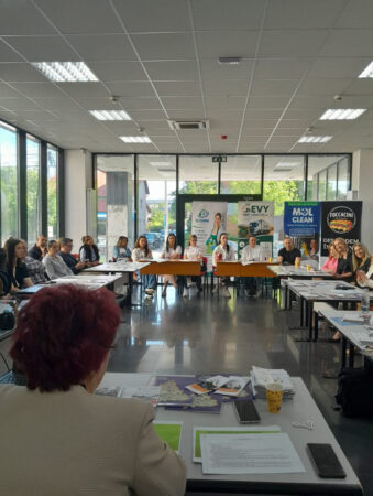 Economia socială, tot mai importantă în Dâmbovița. Zeci de întreprinderi sociale au participat la un seminar organizat de AJOFM