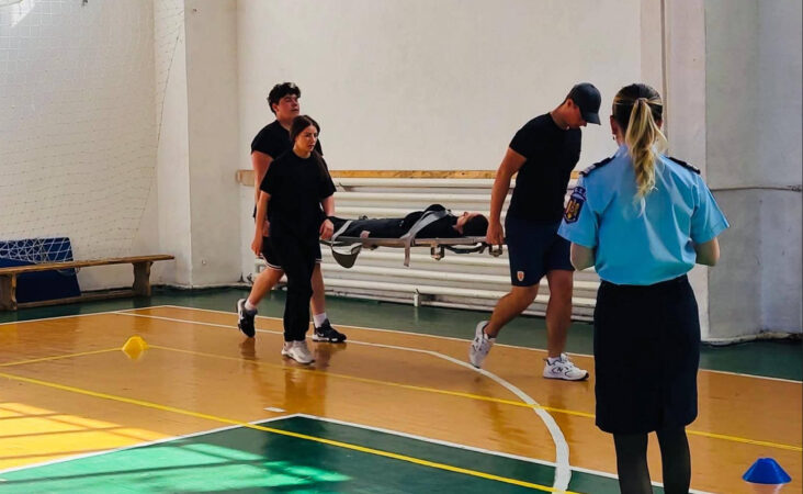 Elevii și-au testat cunoștințele la concursul „Cu viața mea apăr viața”