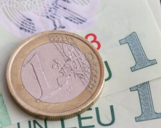 Euro a atins un nou record istoric: 5,2180 lei, pe fondul instabilității politice