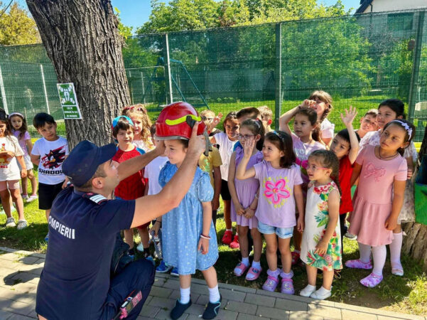 Exercițiu de evacuare la o grădiniță din Târgoviște. Copiii au învățat cum să reacționeze în caz de incendiu Exercițiu de evacuare la o grădiniță din Târgoviște. Copiii au învățat cum să reacționeze în caz de incendiu Pompierii au desfășurat un exercițiu de evacuare în caz de incendiu la Grădinița cu Program Prelungit nr. 2 din Târgoviște, activitatea având scop preventiv și educativ. În cadrul exercițiului, preșcolarii și cadrele didactice au fost instruiți cu privire la regulile esențiale care trebuie respectate în situații de urgență, fiind prezentate măsurile corecte de evacuare și comportamentul adecvat în cazul producerii unui incendiu. Activitatea s-a desfășurat într-un mod interactiv, adaptat vârstei copiilor, cei mici având ocazia să afle mai multe despre meseria de pompier, intervențiile de urgență și importanța prevenirii incendiilor. Reprezentanții ISU subliniază faptul că astfel de exerciții contribuie la dezvoltarea spiritului preventiv încă de la cele mai fragede vârste și ajută la creșterea nivelului de siguranță în unitățile de învățământ. Educația pentru situații de urgență poate face diferența în momente critice, iar familiarizarea copiilor cu regulile de siguranță reprezintă un pas important pentru protejarea vieții.