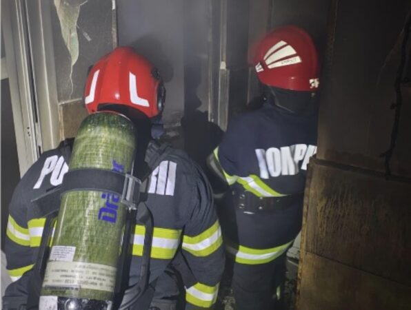 Fum și panică într-un bloc din Târgoviște! Pompierii au intervenit de urgență Fum și panică într-un bloc din Târgoviște! Pompierii au intervenit de urgență