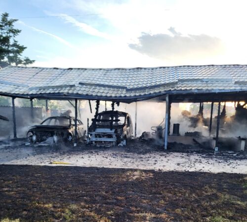 INCENDIU VIOLENT ÎN COMIȘANI: GARAJ ȘI ANEXĂ DISTRUSE, DOUĂ AUTOTURISME FĂCUTE SCRUM