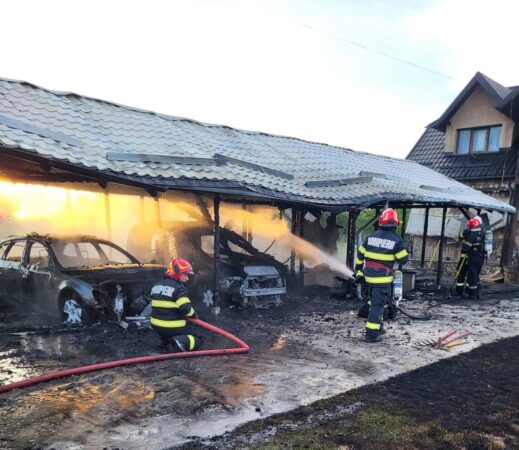 INCENDIU VIOLENT ÎN COMIȘANI: GARAJ ȘI ANEXĂ DISTRUSE, DOUĂ AUTOTURISME FĂCUTE SCRUM