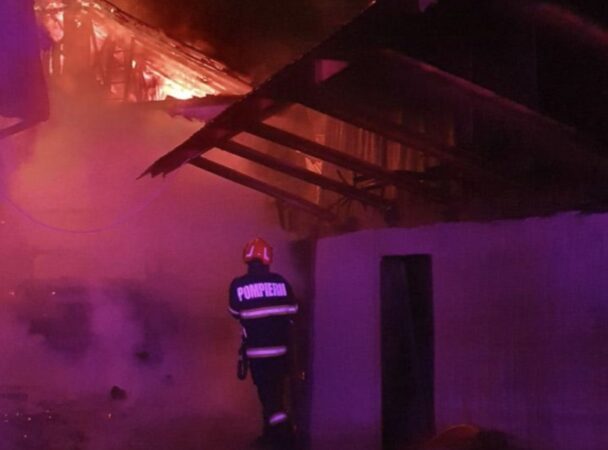 Incendiu puternic în Cojasca: Două locuințe cuprinse de flăcări, intervenție amplă a pompierilor Incendiu puternic în Cojasca: Două locuințe cuprinse de flăcări, intervenție amplă a pompierilor