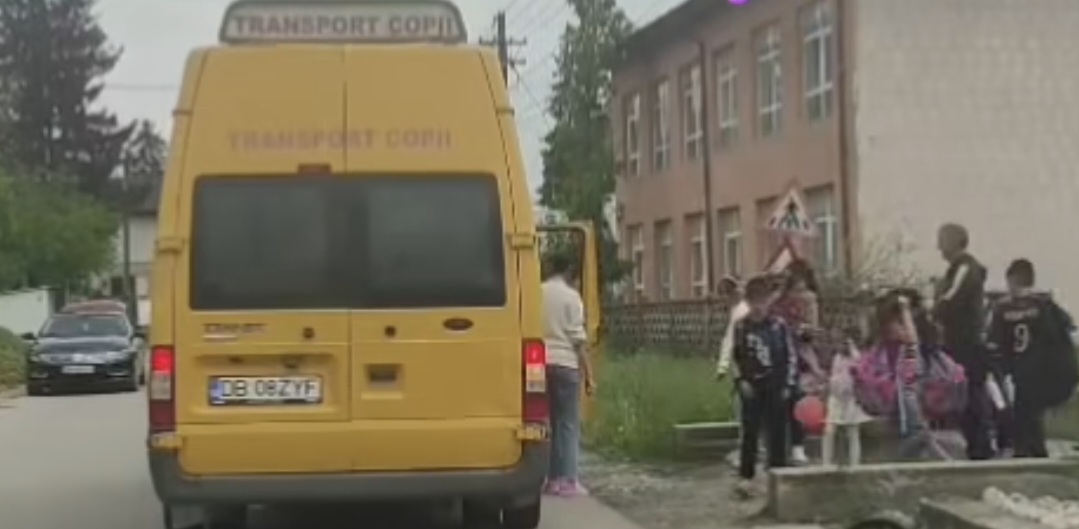 Microbuz școlar depistat cu număr de elevi peste capacitatea admisă în comuna Hulubești