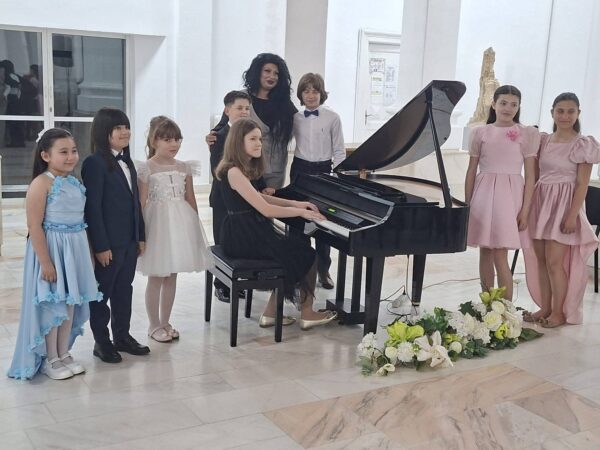 Muzeul de Istorie din Târgoviște a găzduit concertul de pian „Rădăcini și Aripi”, un eveniment dedicat artei și tinerelor talente muzicale. Muzeul de Istorie din Târgoviște