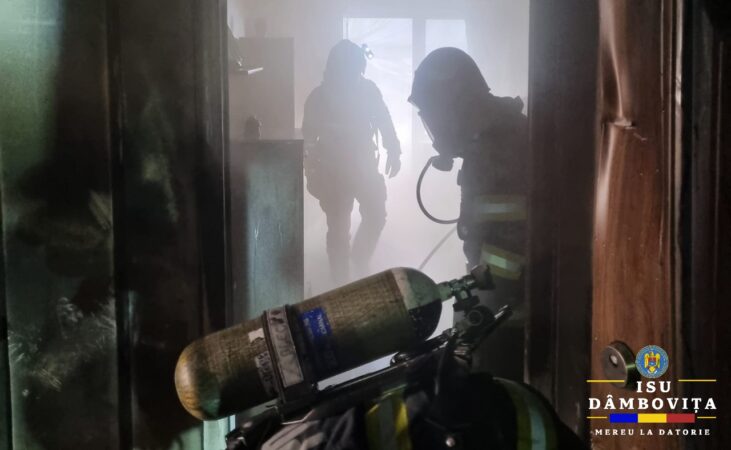 Panică într-un bloc din Târgoviște după un incendiu izbucnit într-un apartament 