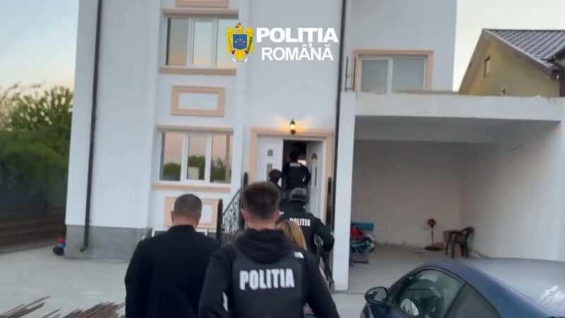 Percheziții în Dâmbovița: Peste 100 de persoane ar fi fost păcălite prin anunțuri false de cazare