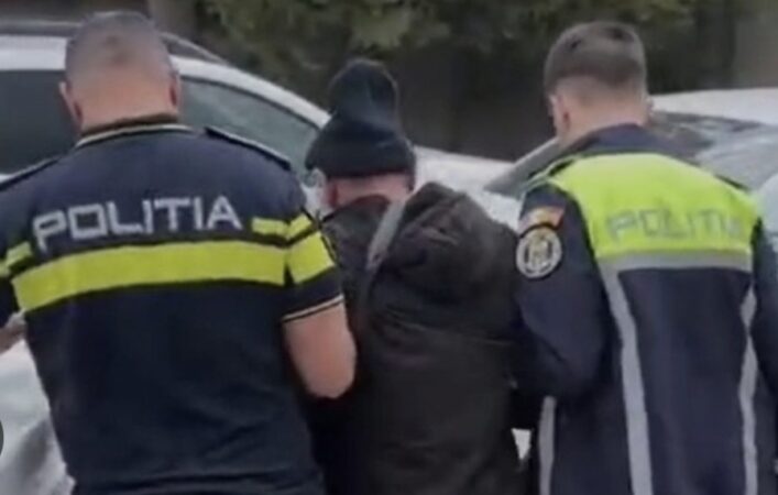 Scandal la Titu! Bărbat reținut după ce ar fi agresat persoane și a distrus un autoturism și geamurile de la o casă Scandal la Titu! Bărbat reținut după ce ar fi agresat persoane și a distrus un autoturism și geamurile de la o casă