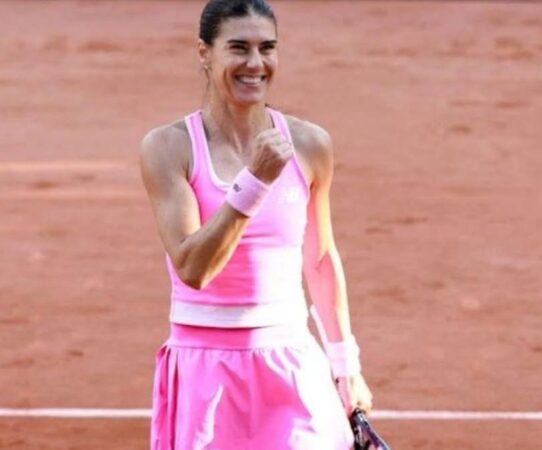 Sorana Cîrstea, performanță uriașă la Roland Garros după 17 ani: calificare în sferturi și un mesaj puternic despre visuri și perseverență Sorana Cîrstea, performanță uriașă la Roland Garros după 17 ani: calificare în sferturi și un mesaj puternic despre visuri și perseverență