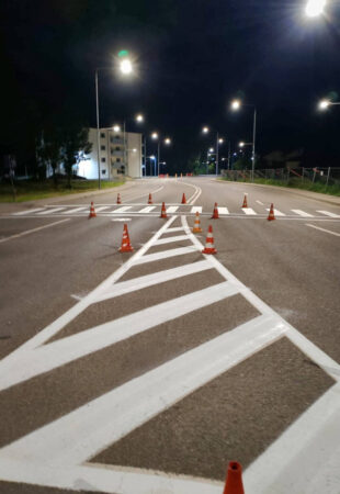 Târgoviște: lucrări nocturne pentru refacerea marcajelor rutiere și creșterea siguranței în trafic